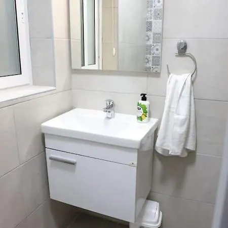 Apartment Modern 2br With Full Amenities In By 360 Estates *