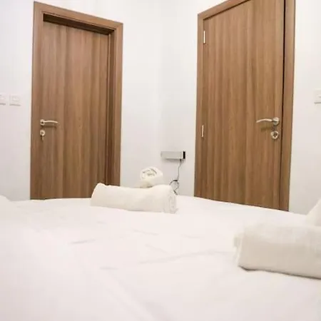 Modern 2br With Full Amenities In By 360 Estates Apartment *